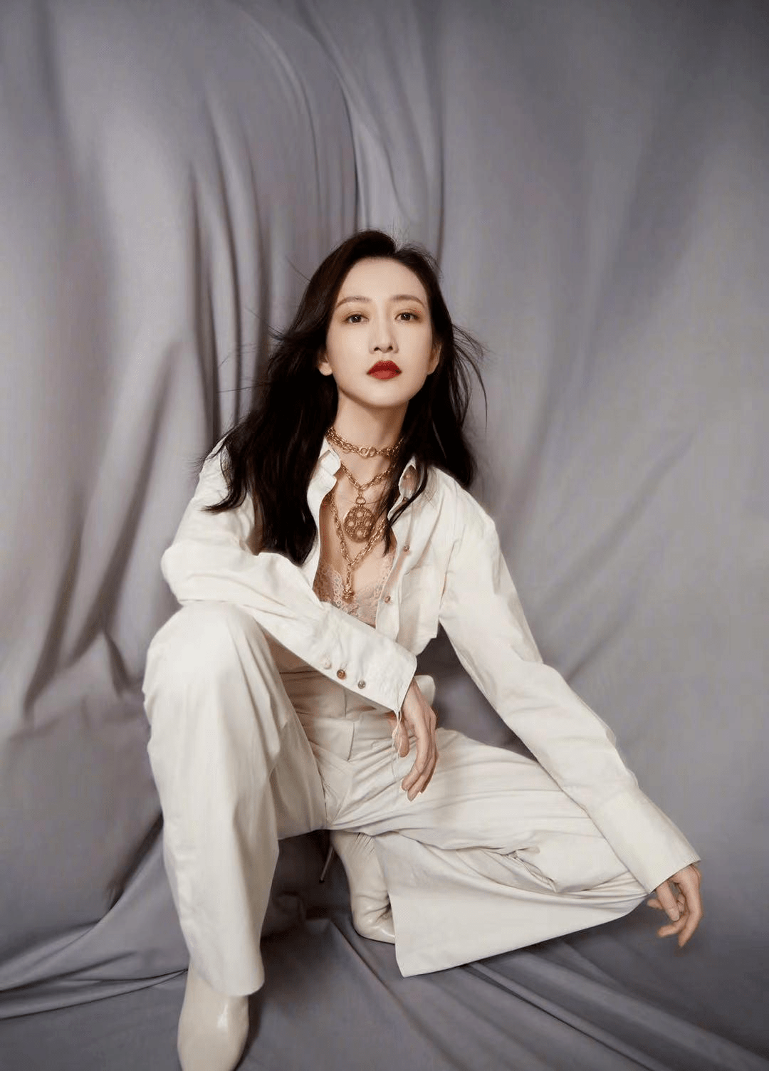 王鸥|王鸥带火了一种穿法，叫“衬衫+阔腿裤”，利落潇洒又有气场