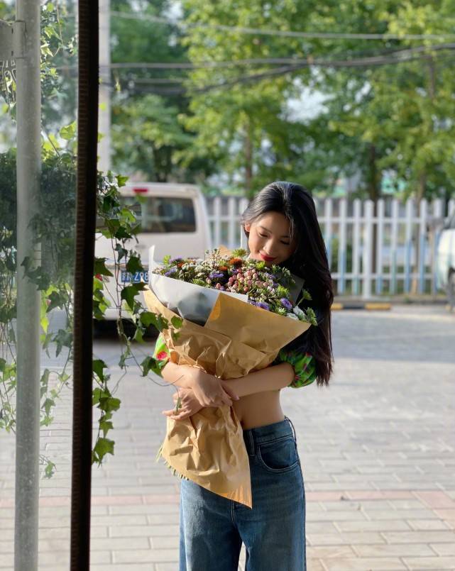 好身材|陈瑶穿绿色花衬衫去买花，配牛仔裤青春靓丽，这腰只有巴掌大？
