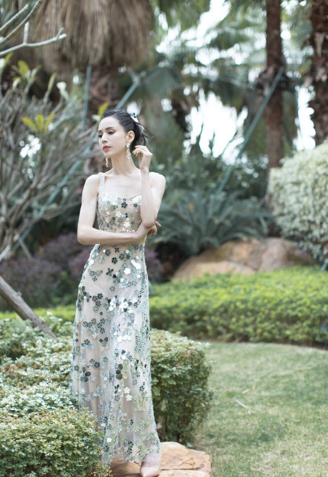 身材|李若彤30年前就胆大,穿小背心短裤还不系扣,身材和现在没差别