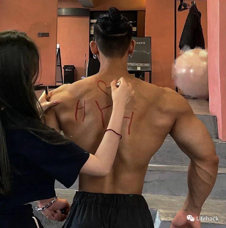 训练|国产27岁巨无霸撩走00后长腿小女友，网友：野兽与美女