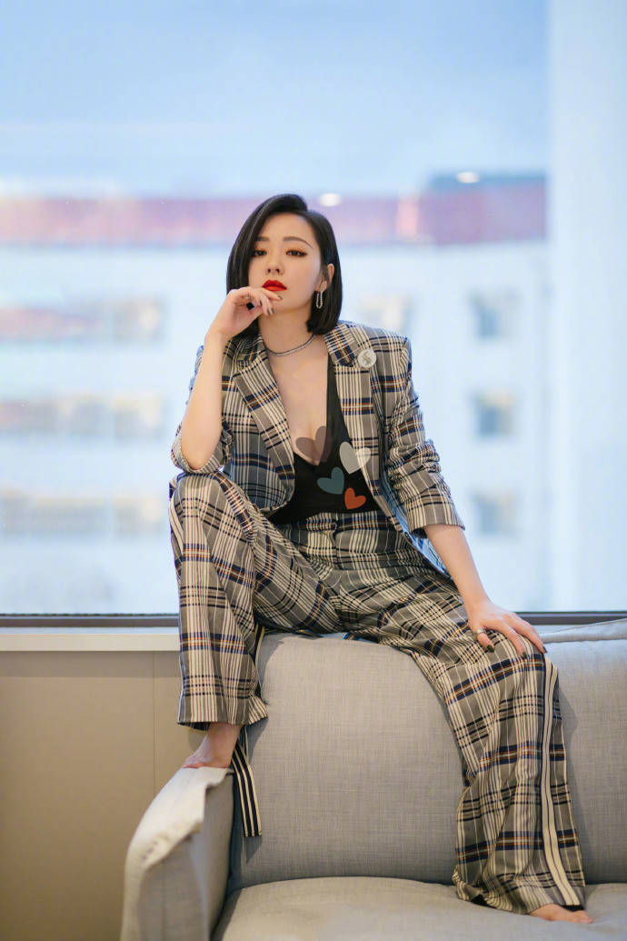 曲线美|张靓颖越来越敢穿，深V连衣裙尽显曲线美，听歌还是看身材？