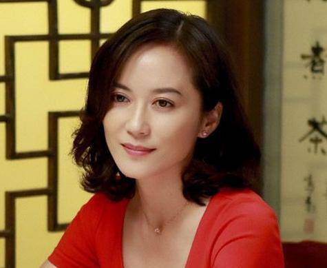 发型|43岁刘涛状态真好！戴荷叶边发箍像20多岁小姑娘，甜美又可爱