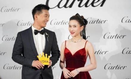 一身|何超莲和男友现身活动，一身首饰珠光宝气，凸显出富家女的气质