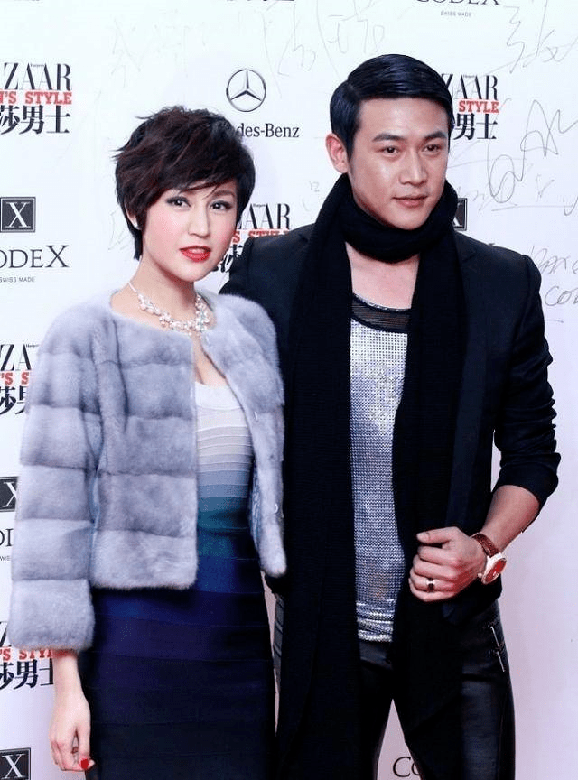 鲍蕾|陆毅带娇妻鲍蕾亮相活动，穿毛绒绒外套搭配修身连衣裙，性感魅力