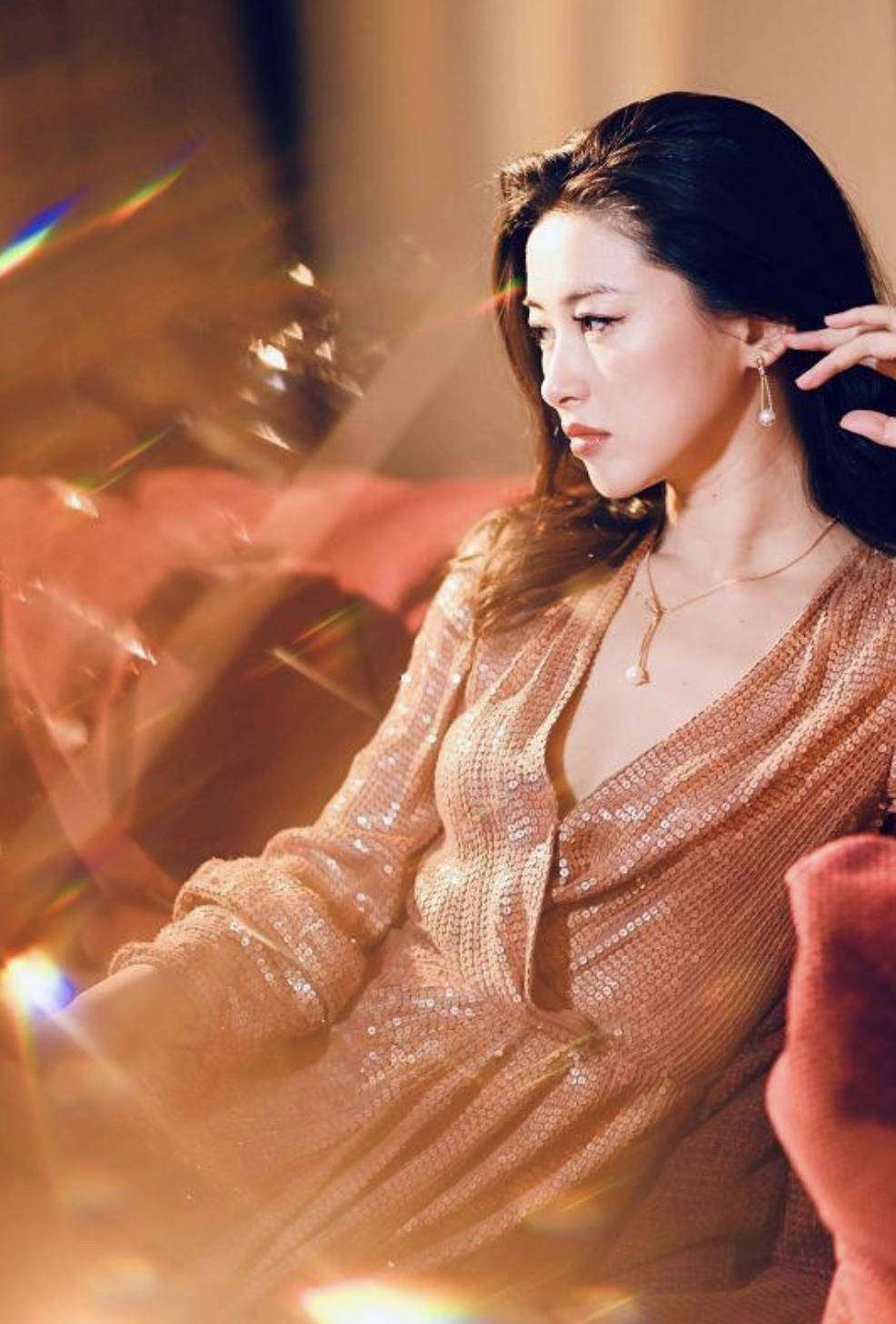 一身|朱珠婚前放得开，穿一身“亮片睡袍”风情万种，身材连女生都羡慕