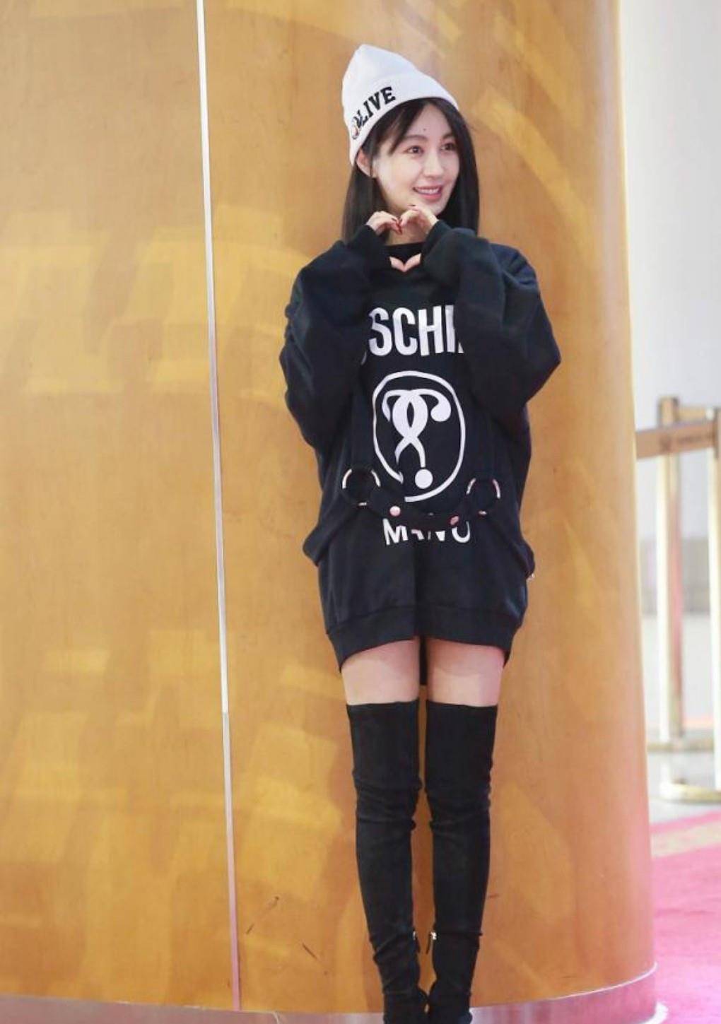 设计|33岁李菲儿真显嫩,黑色卫衣搭配过膝长靴,三七分身材让人羡慕