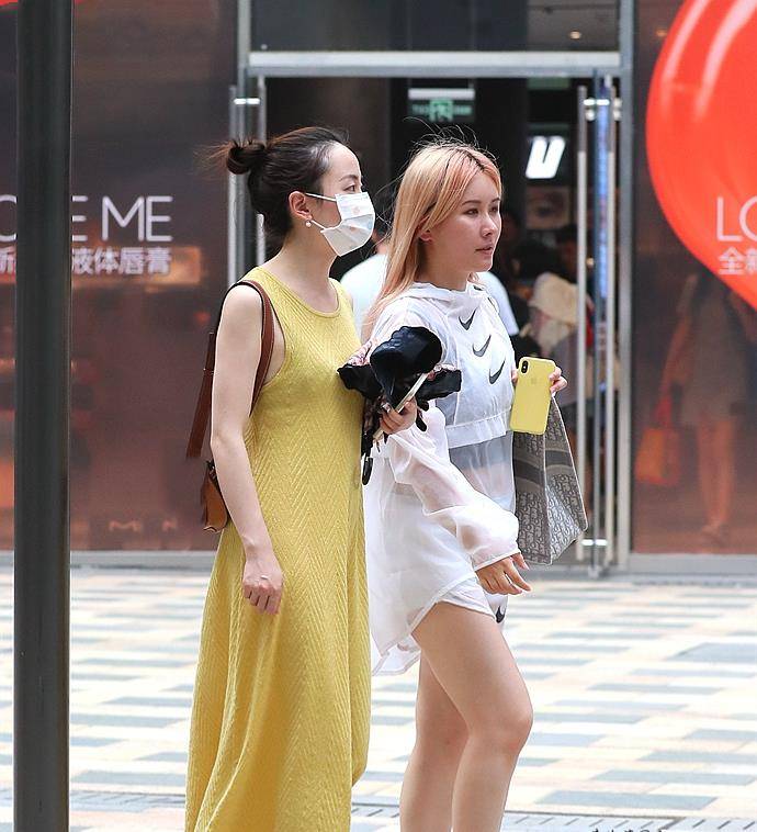 样式|雷同和撞衫都有违时尚,这些美女,把一样的明黄色穿出个个不同