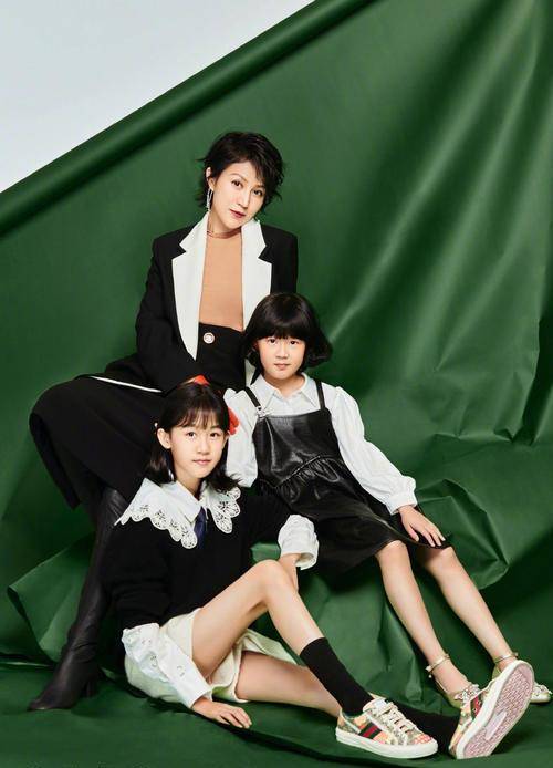 黑色|鲍蕾带俩女拍写真,母女仨筷子腿抢镜,12岁贝儿身高快赶上妈妈