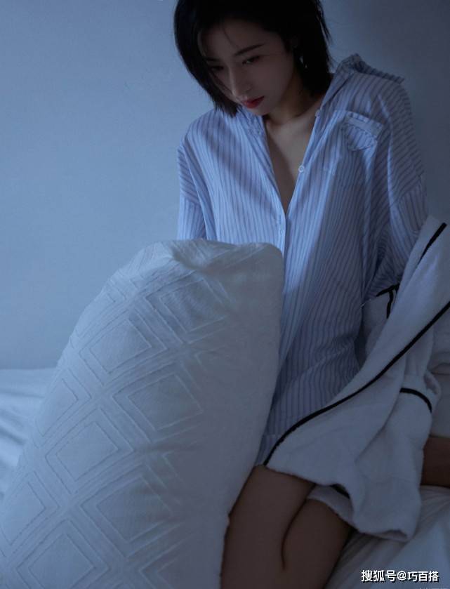 套装|周雨彤时尚感深得人心！穿超A套装不忘秀身材，打扮时髦又性感