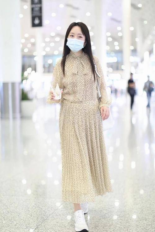 材质|杨钰莹气质太好了，穿“半透明”衬衫裙优雅活力，这状态哪像50岁