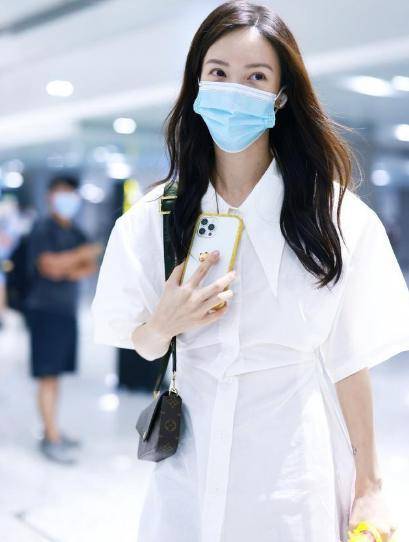 曲线|金晨真是瘦过头，纸片身材穿衬衫玩下衣消失，双腿曲线也太细了