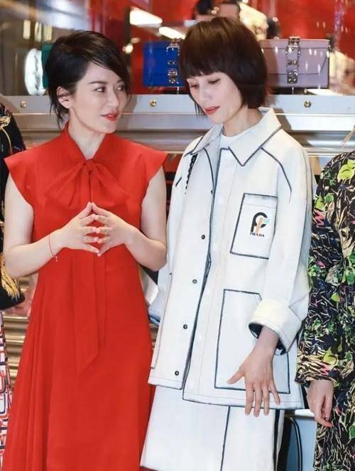 色彩|袁泉太有魅力了，穿白色外套内搭同色裙装，跟俞飞鸿同台也抢镜