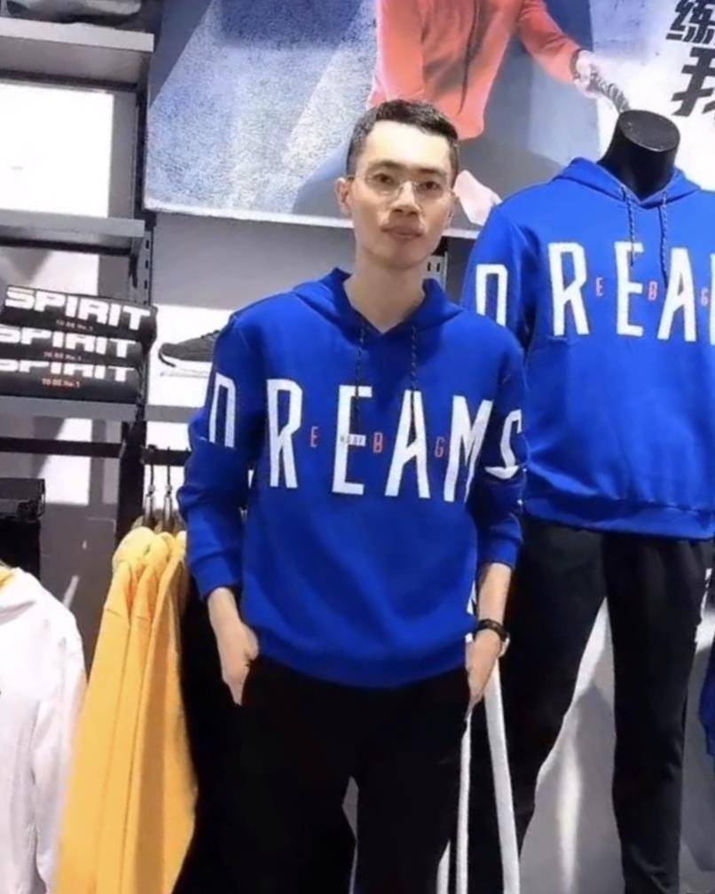 阳光|被鸿星尔克老板圈粉，穿自家卫衣帅气阳光，年近五十却像个小伙子