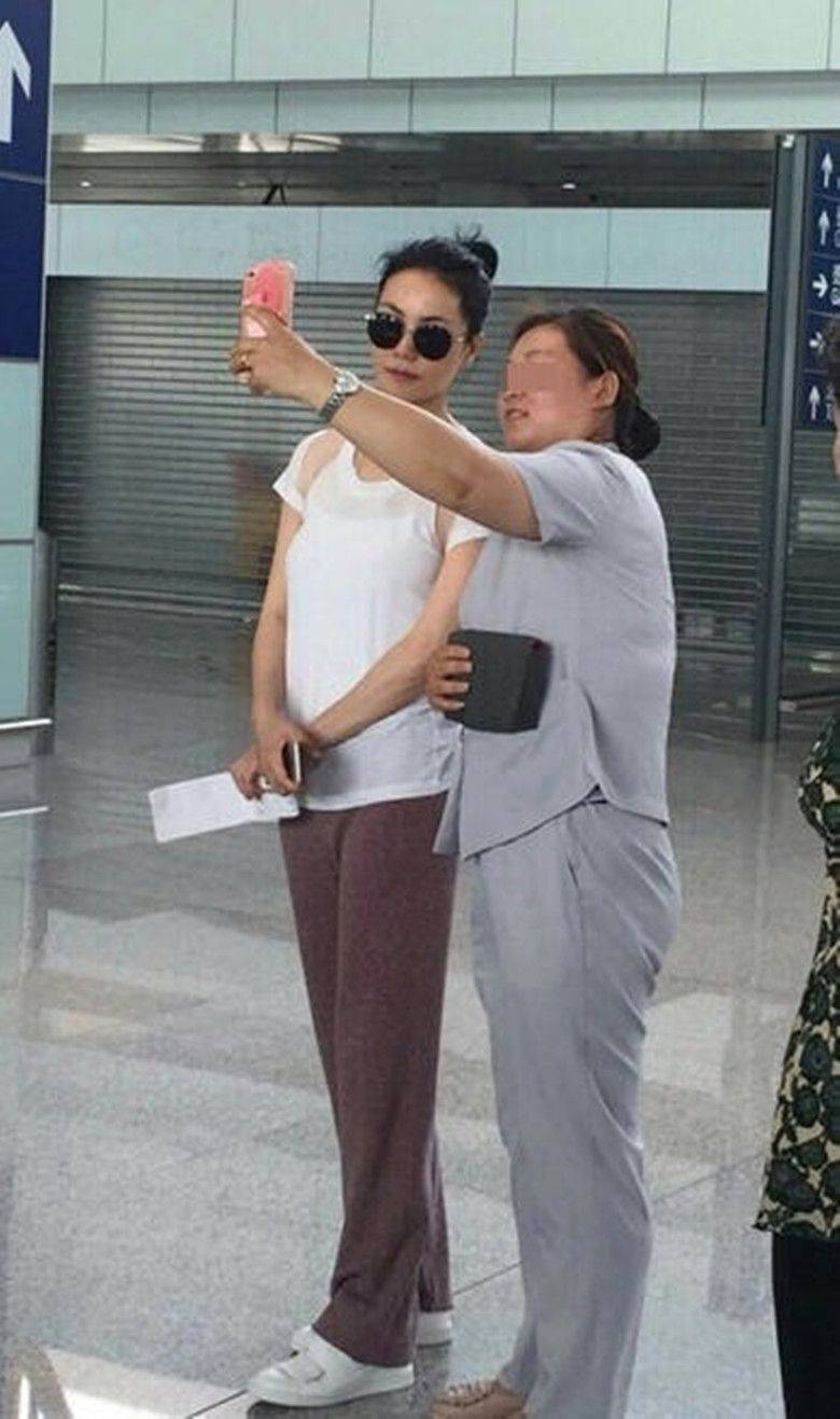 头发|王菲拍大片剪短发，又美又飒像25岁，但修图都是假的本人老了！