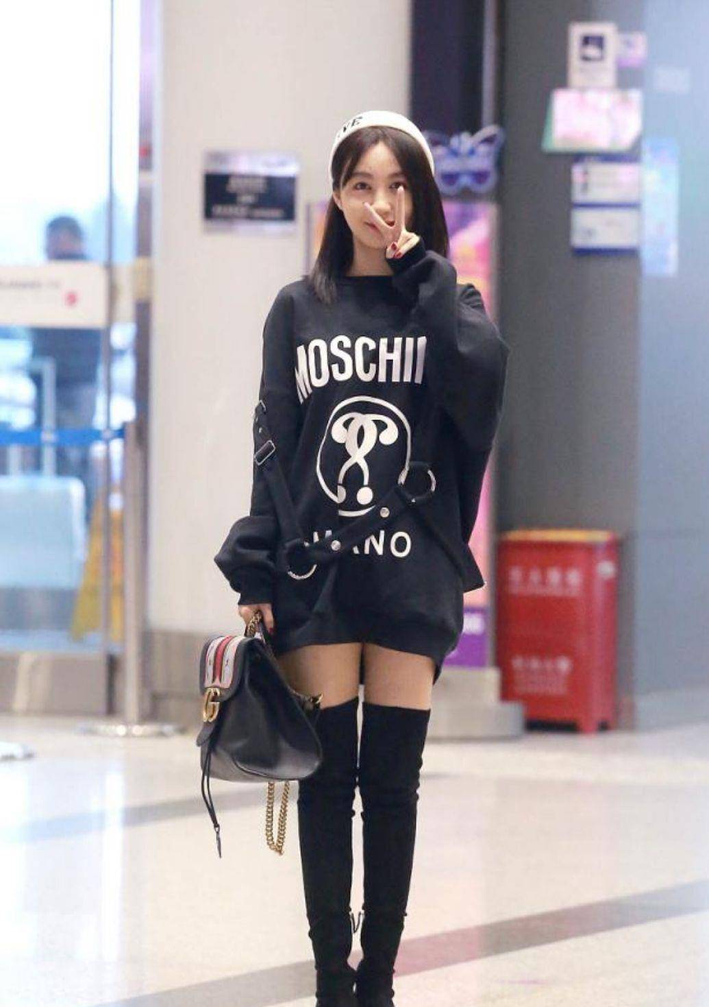 设计|33岁李菲儿真显嫩,黑色卫衣搭配过膝长靴,三七分身材让人羡慕