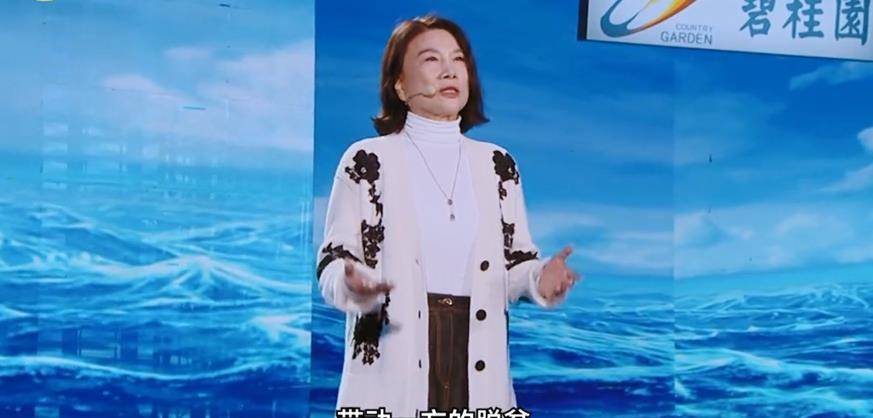 丝巾|67岁董明珠受杨澜采访心情好,穿针织戴丝巾大笑,大14岁却像姐妹