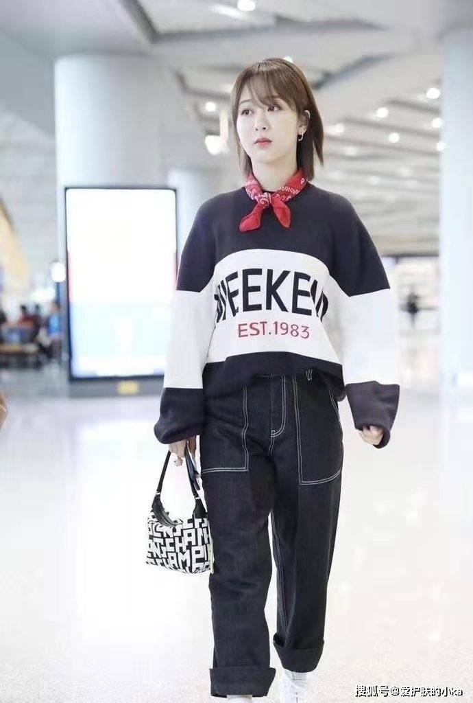 卫衣绑|杨紫穿个卫衣绑个领巾还像“小女孩”，干净清纯，一点看不出29了