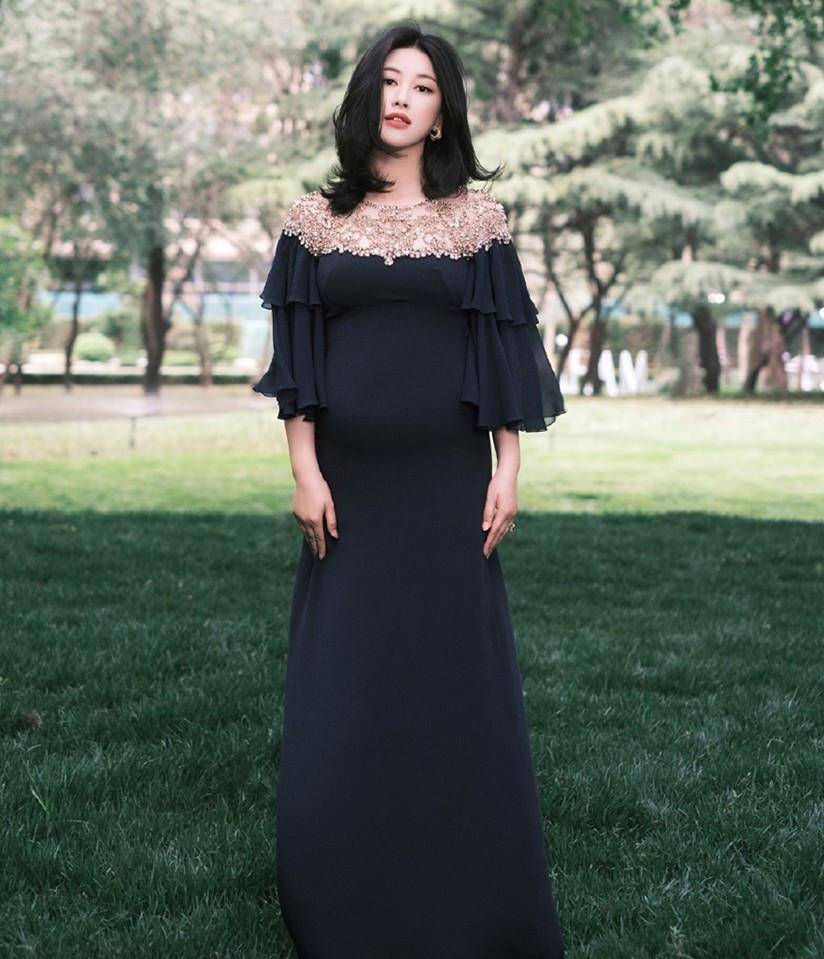 魅力|孕晚期的朱珠仍扛住了直播镜头，穿紧身裙曲线明显，真有女人味