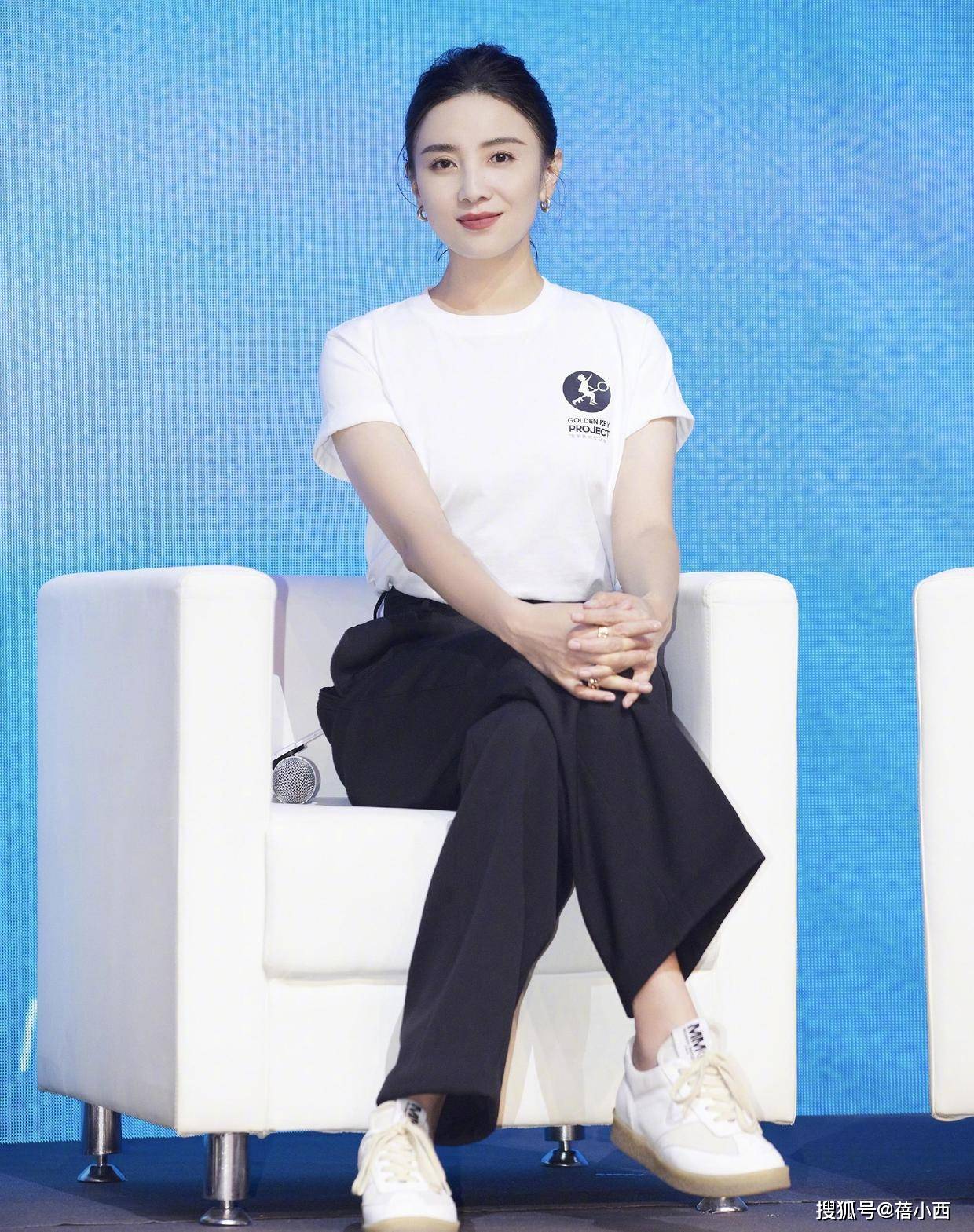 宋佳|宋佳的原装五官真适合素颜，在国外度假穿印花连衣裙，超有国际范