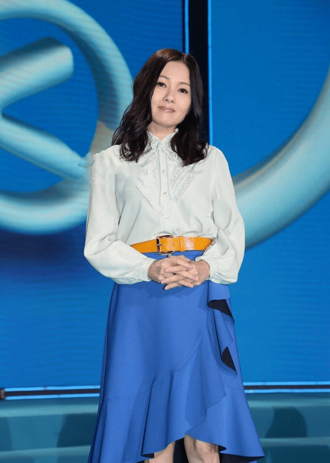 黑色|李丽珍55岁仍然“风华绝代”，橘粉色上衣配半身裙，高调又时髦