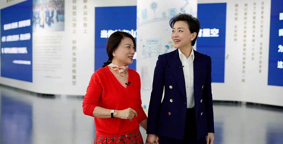 丝巾|67岁董明珠受杨澜采访心情好,穿针织戴丝巾大笑,大14岁却像姐妹