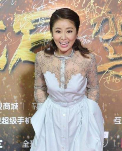 角色|林心如真会扮少女，穿白色拼接连衣裙出席活动，减龄哪像当妈样