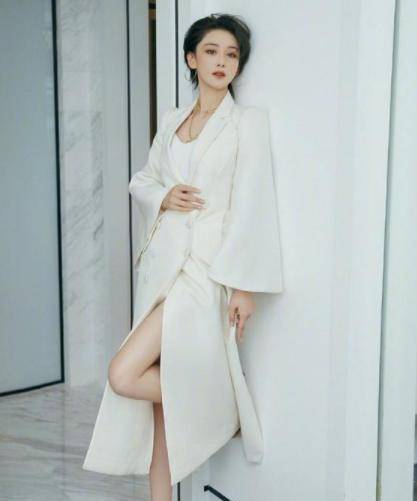 魅力|张馨予可真敢穿,白色连衣裙只靠几块布遮重点,想不吸睛都难