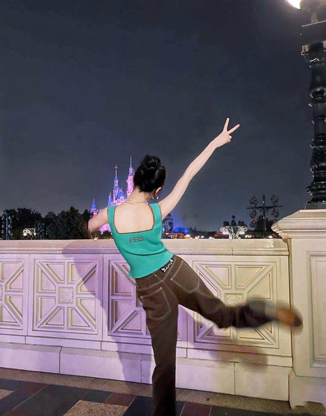 迪丽热巴|迪丽热巴游迪士尼，穿“儿童背心”腰细似塔尖，玩泡泡变在逃公主