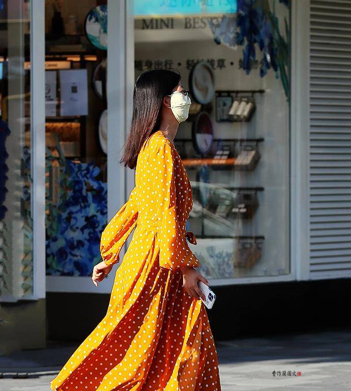 样式|雷同和撞衫都有违时尚,这些美女,把一样的明黄色穿出个个不同