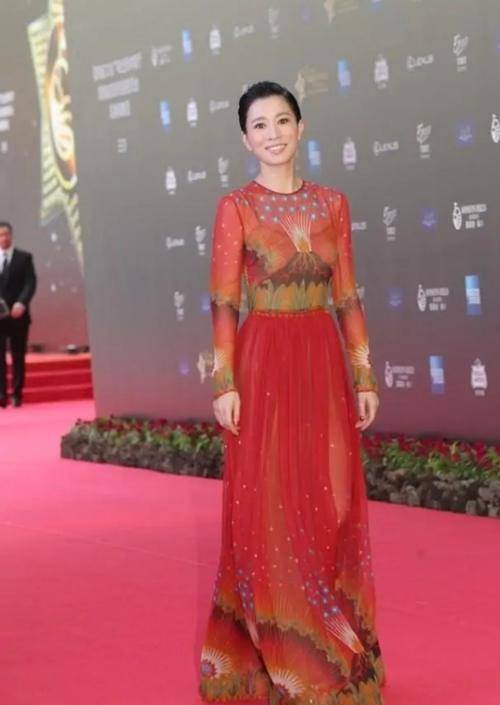 设计|佘诗曼穿一身大红裙参加活动，造型设计太奇葩，起码年老十岁