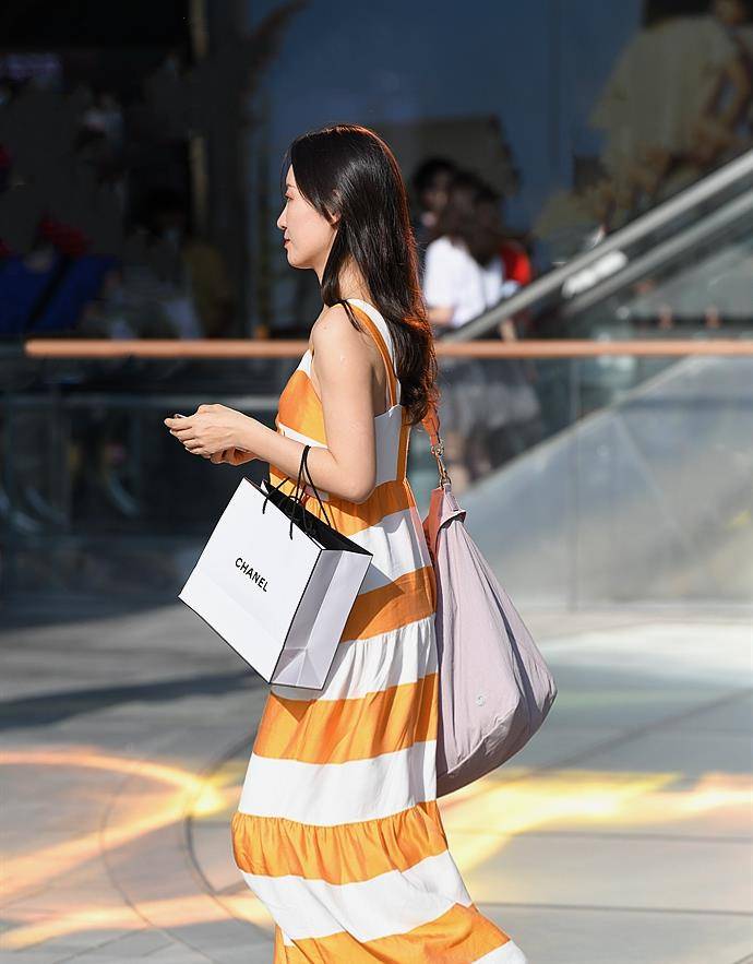 样式|雷同和撞衫都有违时尚,这些美女,把一样的明黄色穿出个个不同