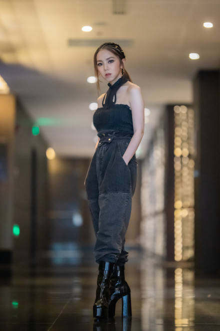 设计|邓紫棋衣品爆发，身穿露脐装搭工装裤秀身材，“蚂蚁腰”好惊艳！