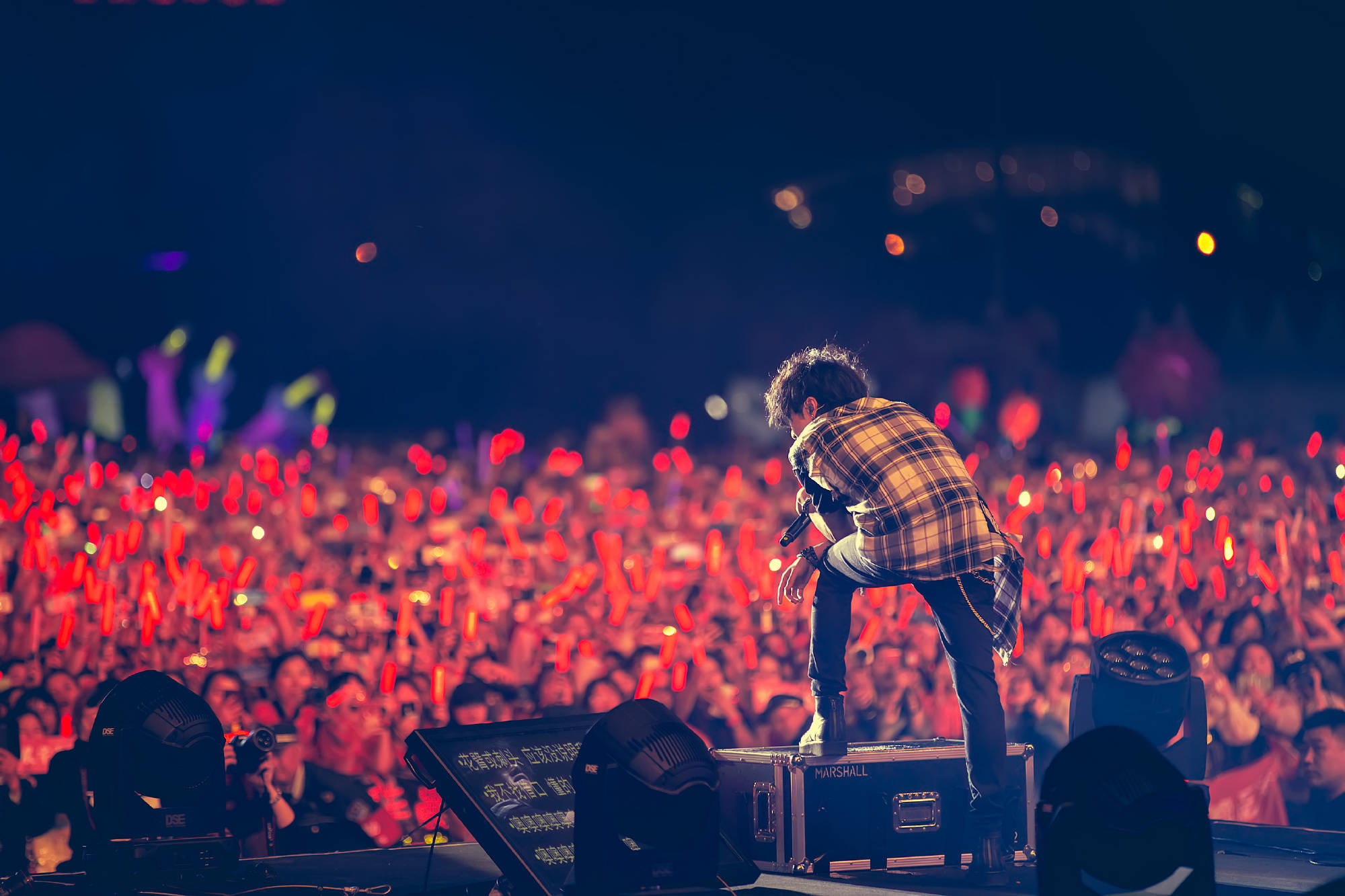 顶流歌手华晨宇的舞台魅力,网友:真是视听盛宴!