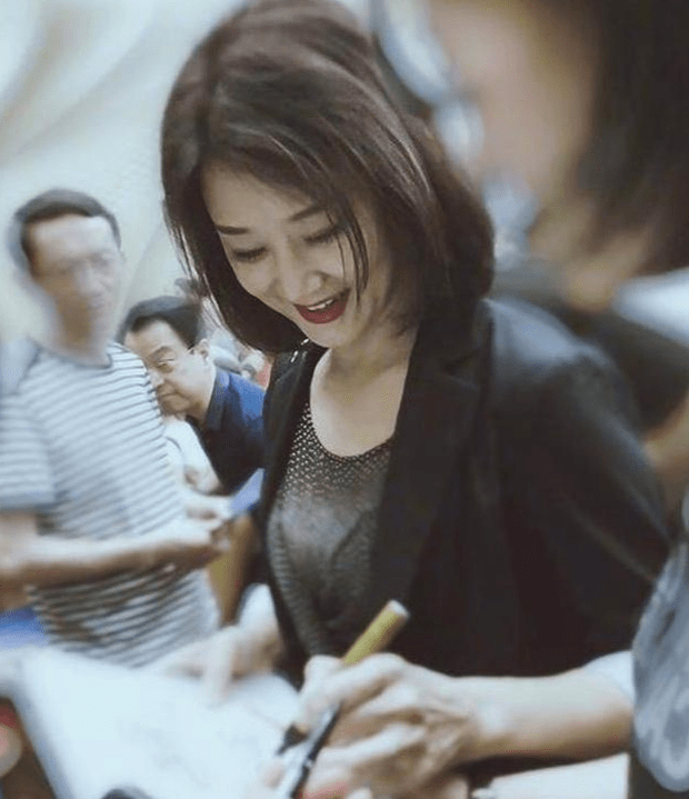 身材|宋祖英老了也有韵味，穿T恤配牛仔裤稍有发福，55岁的模样挺真实