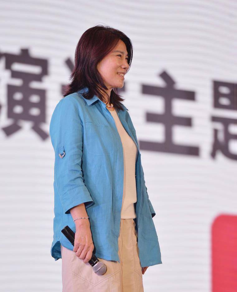 服装|董明珠难得高调,穿V领套装裙接受采访,却被穿蓝西装的杨澜抢镜