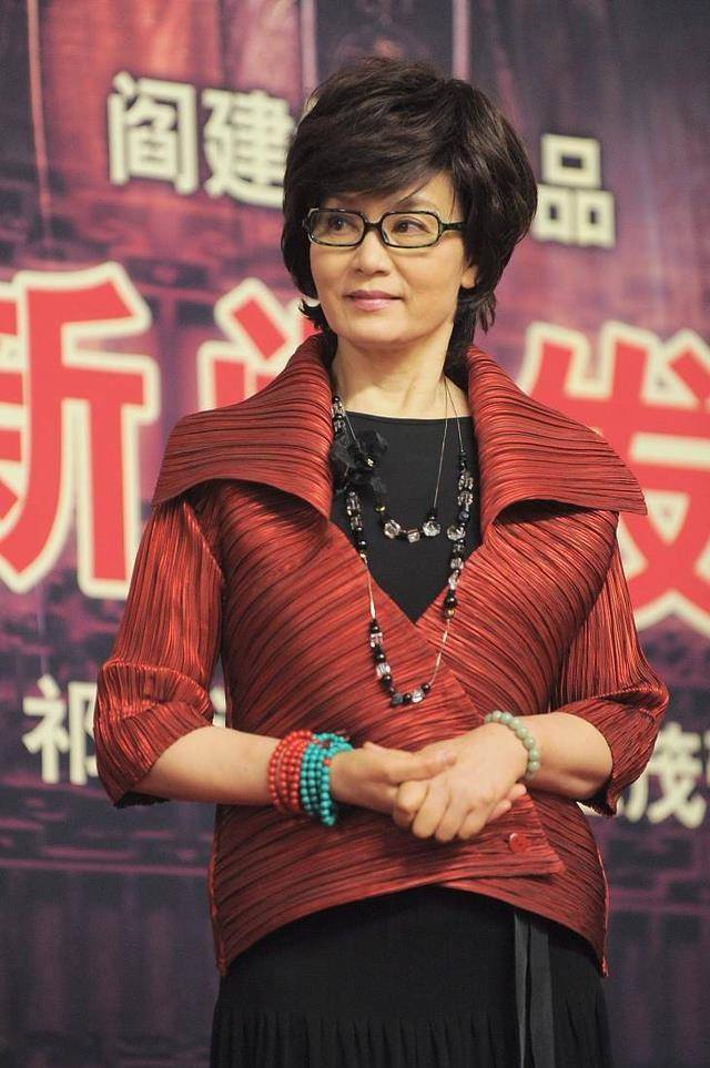 整体|潘虹穿搭时尚高级,脖子上挂3圈珍珠项链博眼球,气质雍容华贵