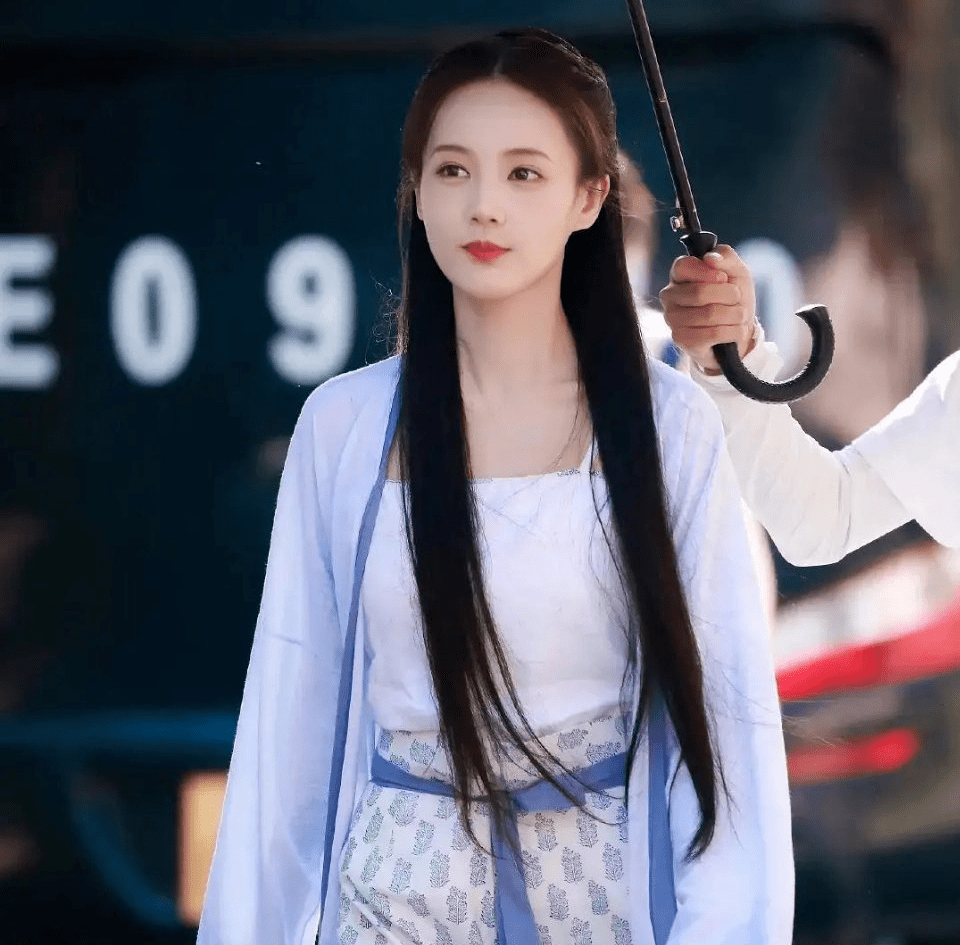 赵露思|?最新女星古装路透：热巴红赵露思红衣比美，看到鞠婧祎我沉默了