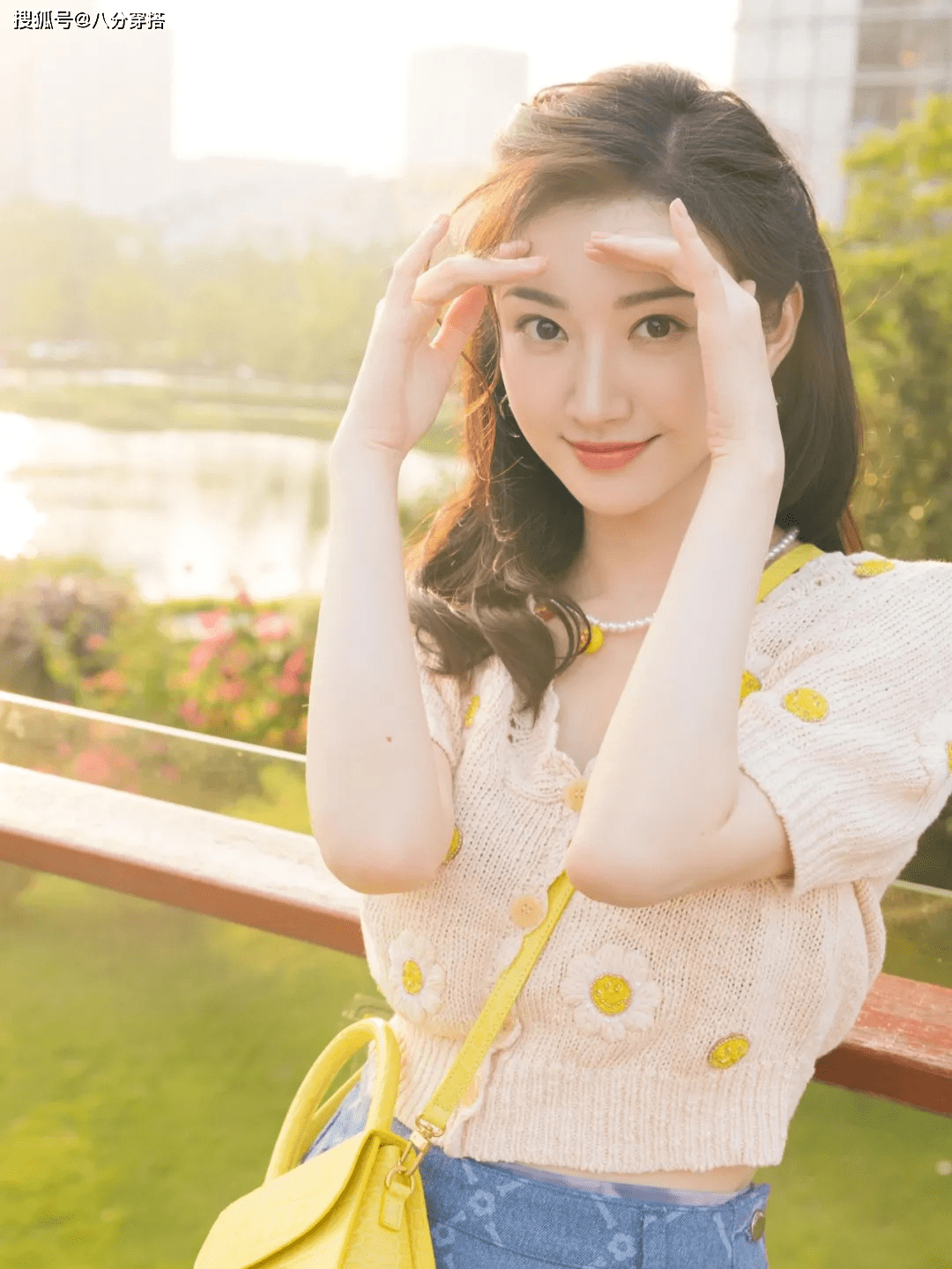 景甜|景甜翻红后打扮更嫩,针织衫配半身裙甜美娇俏,比“司藤”还惊艳