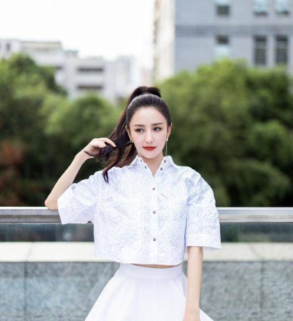 马尾|果然扎马尾显年轻，38岁丫丫连晒两组照片，宛如18岁少女