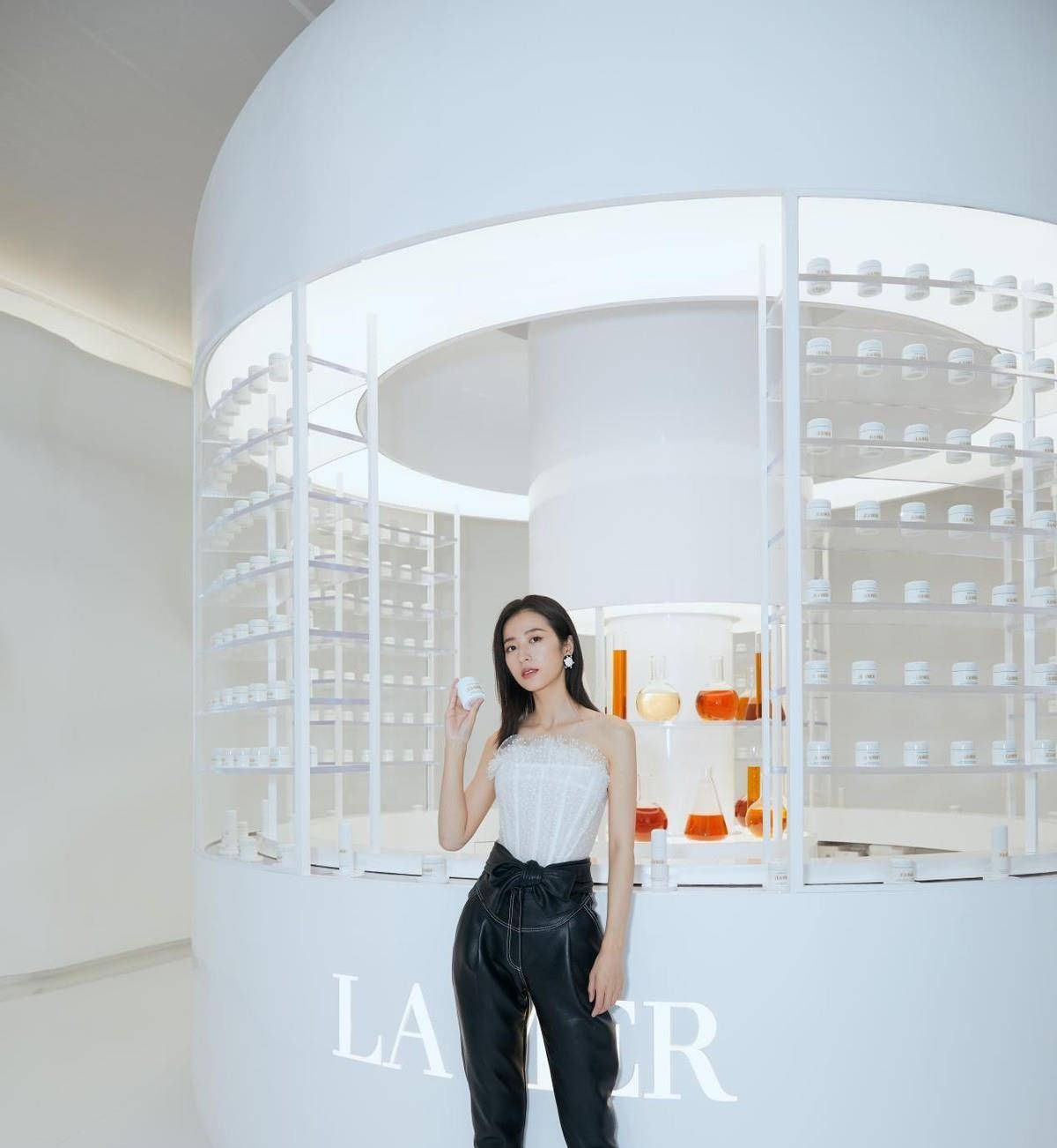 设计|周雨彤的个性时尚太惹眼，上身绑着三个扣子，感觉更有潮流感