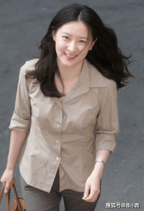 显得|“李英爱”根本无需刻意打扮,简单穿衬衫配锥形裤,就自带高级感