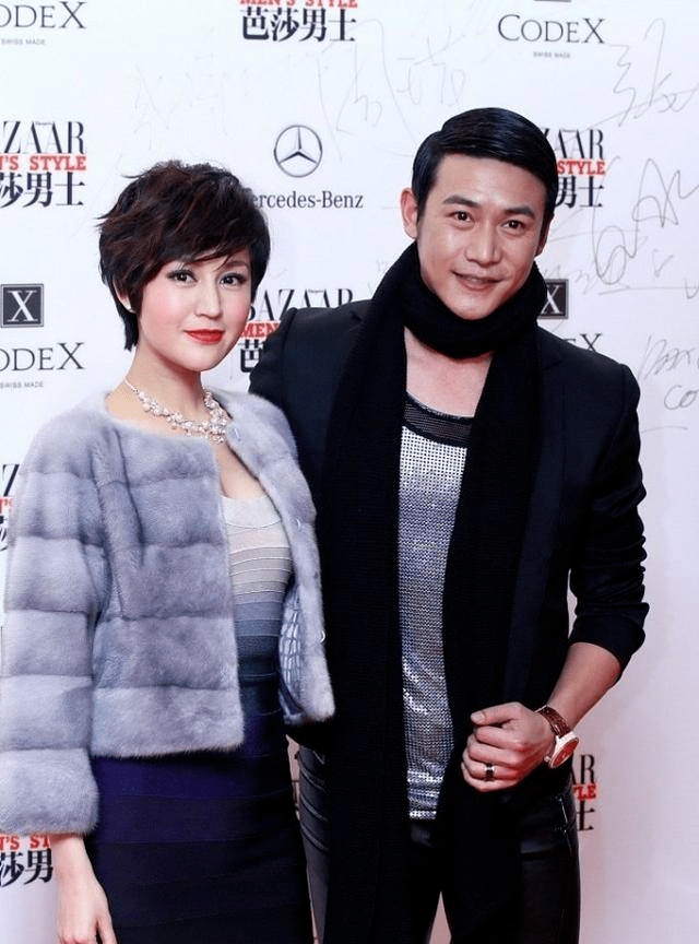 鲍蕾|陆毅带娇妻鲍蕾亮相活动，穿毛绒绒外套搭配修身连衣裙，性感魅力