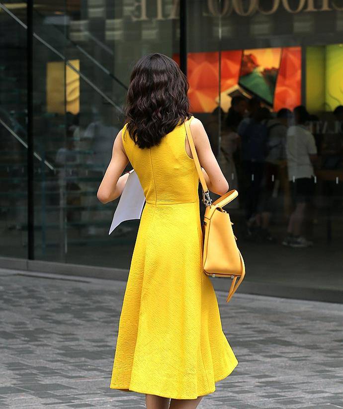 样式|雷同和撞衫都有违时尚,这些美女,把一样的明黄色穿出个个不同