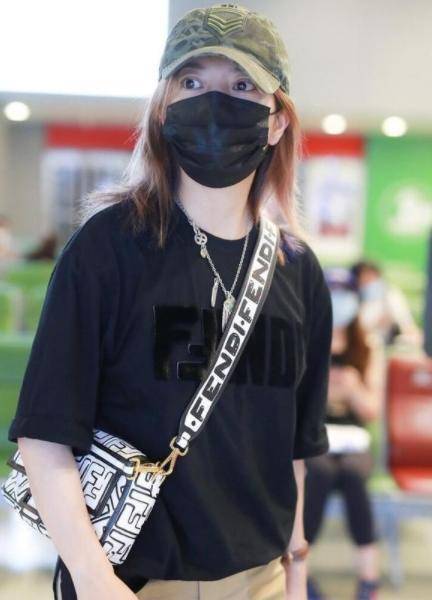 一身|赵薇出门真接地气,一身休闲配军绿棒球帽,时尚舒适还显瘦