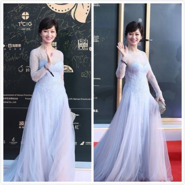 姐妹|赵雅芝保养得真好，穿着一件浅蓝色梦幻纱裙，看上去端庄又优雅