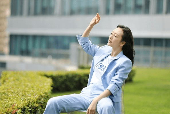 王鸥|原来王鸥也有这么帅气的一面，西装搭配短袖，又美又飒好有魅力