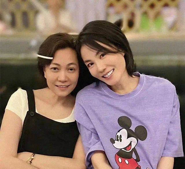 头发|王菲拍大片剪短发，又美又飒像25岁，但修图都是假的本人老了！