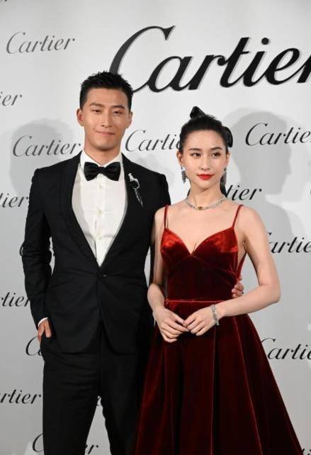 一身|何超莲和男友现身活动，一身首饰珠光宝气，凸显出富家女的气质