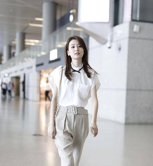 乔欣|乔欣的衣品越来越高了，一件碎花衬衫时尚典雅，气质堪称绝了