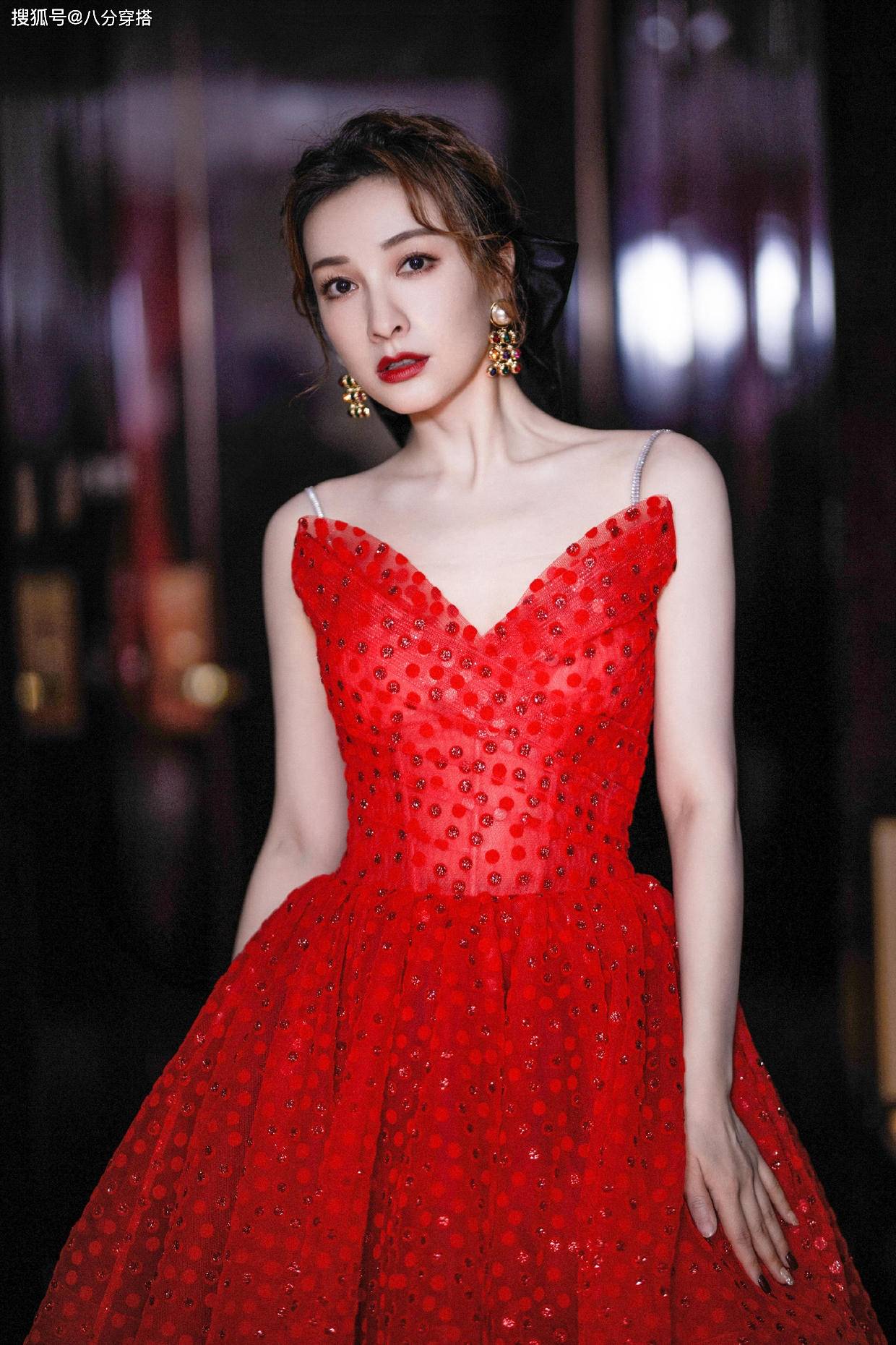 条纹|吴昕太会“扮嫩”，条纹背心搭配粉色针织开衫温柔甜美，减龄俏皮